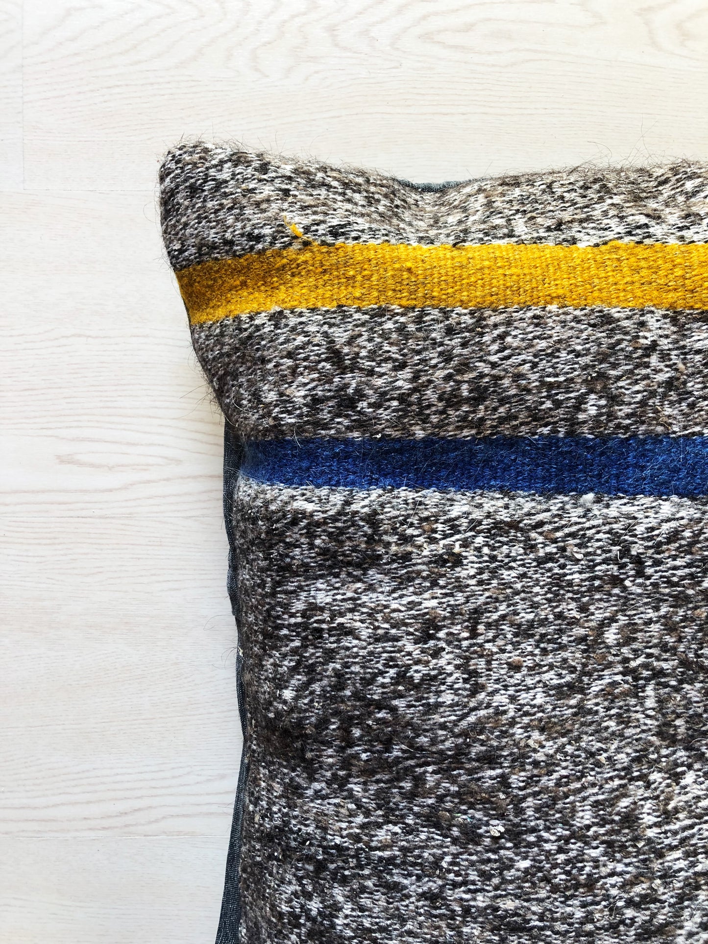 Cuscino in lana realizzato su telaio a mano con fiocchi di cirmolo