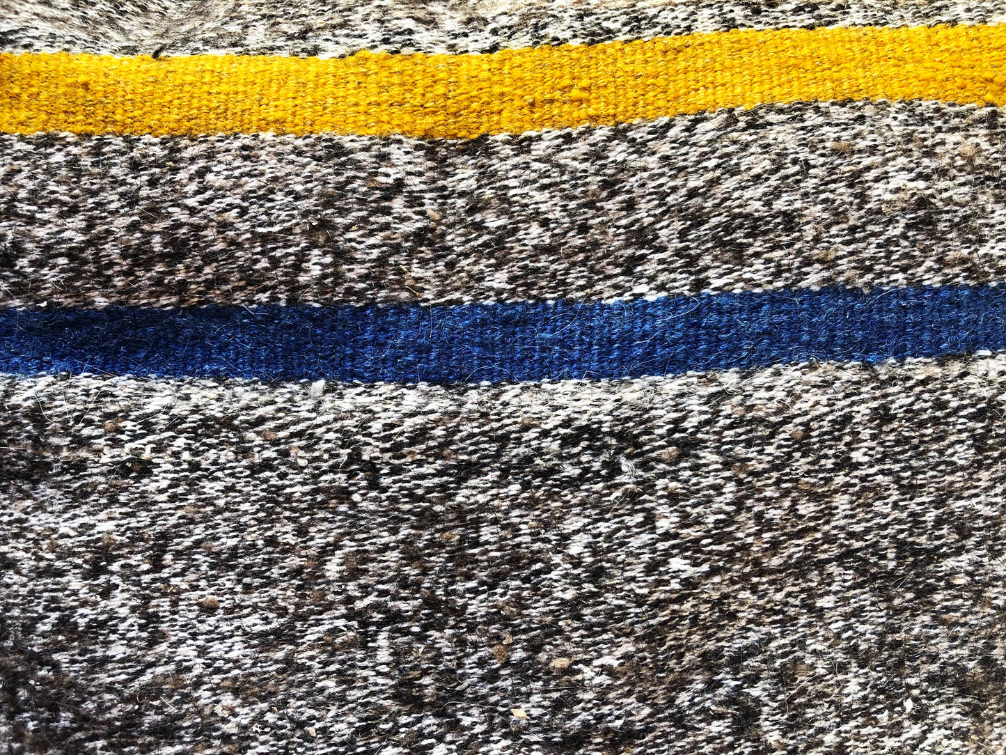 Cuscino in lana realizzato su telaio a mano con fiocchi di cirmolo