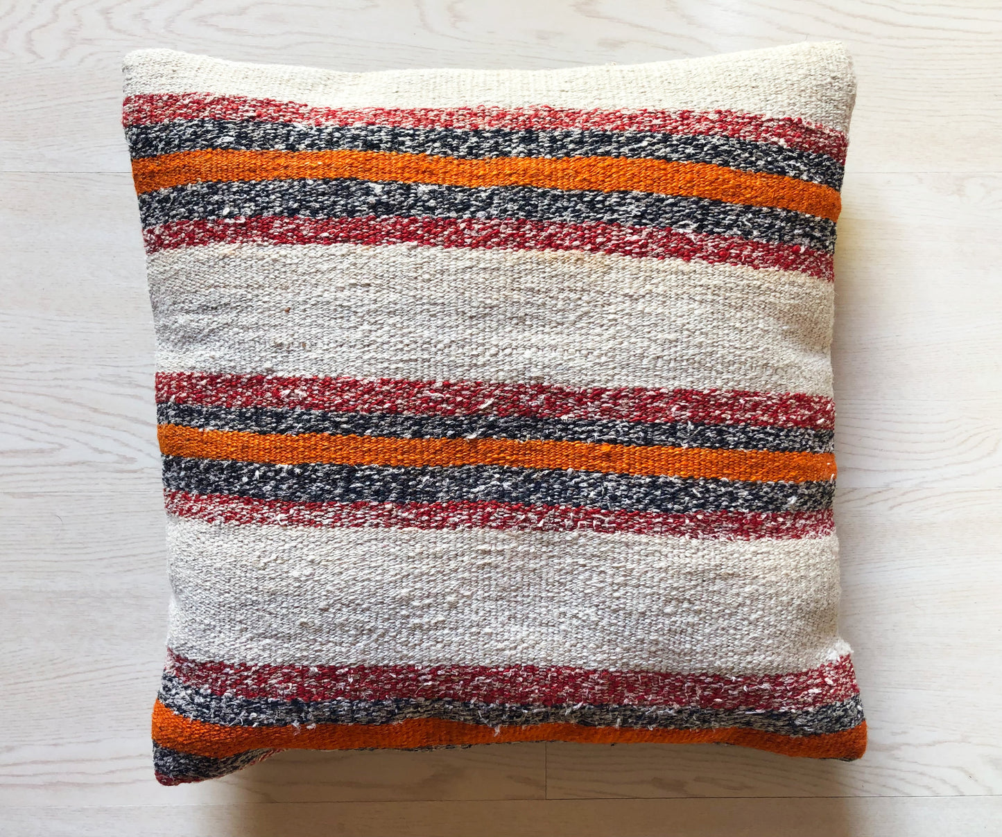 Cuscino in lana realizzato su telaio a mano con fiocchi di cirmolo