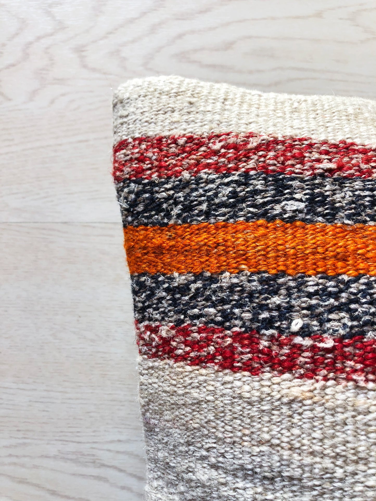 Cuscino in lana realizzato su telaio a mano con fiocchi di cirmolo