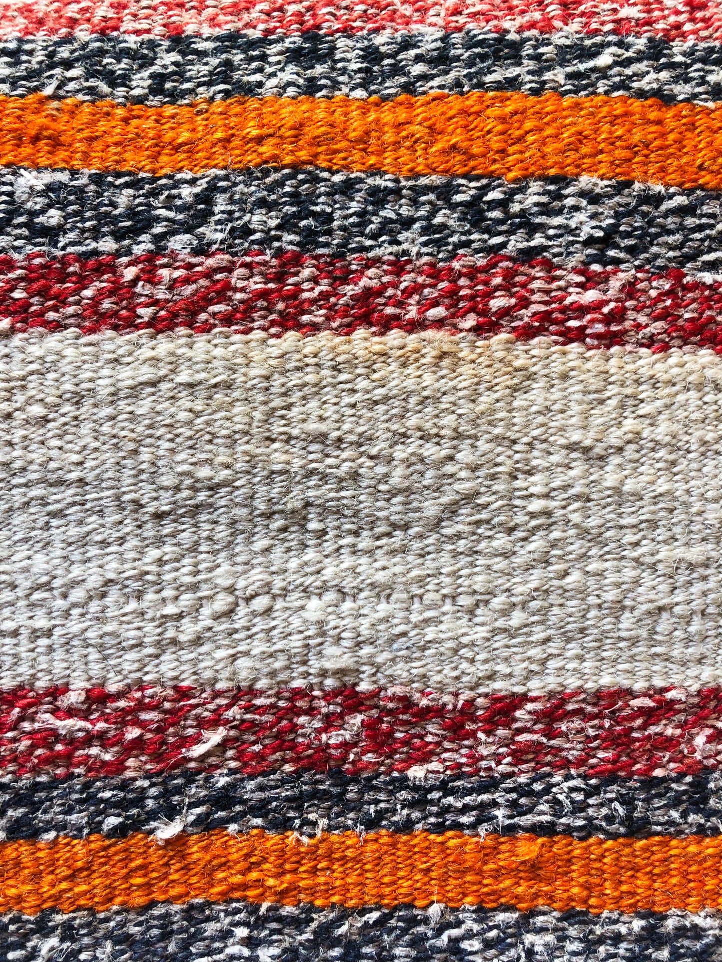 Cuscino in lana realizzato su telaio a mano con fiocchi di cirmolo