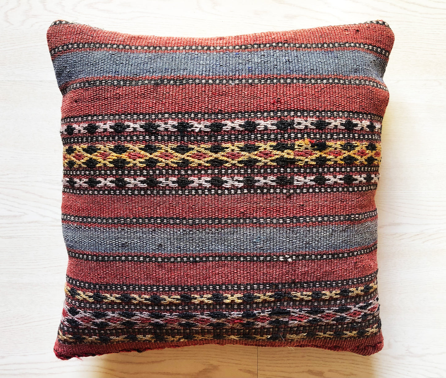 Cuscino in lana realizzato su telaio a mano con fiocchi di cirmolo