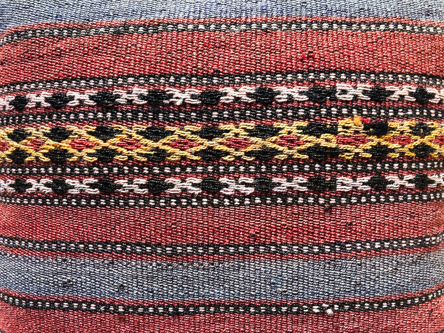 Cuscino in lana realizzato su telaio a mano con fiocchi di cirmolo