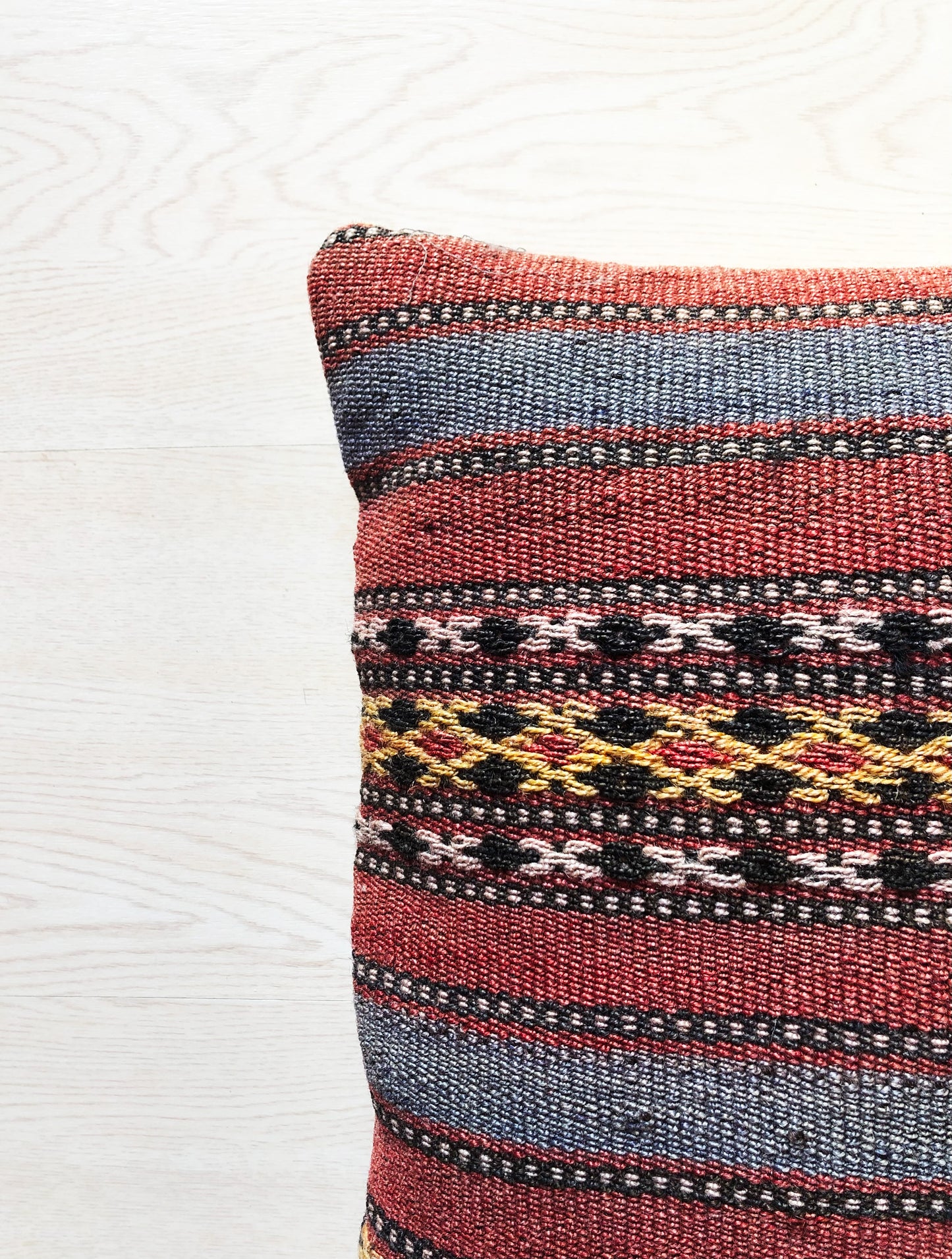 Cuscino in lana realizzato su telaio a mano con fiocchi di cirmolo