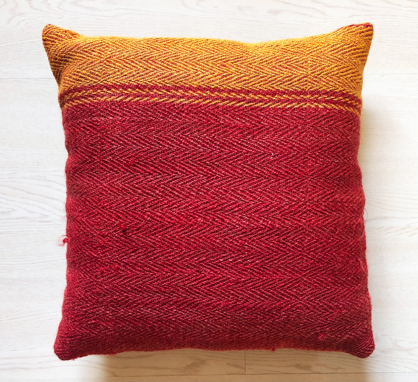 Cuscino in lana realizzato su telaio a mano con fiocchi di cirmolo