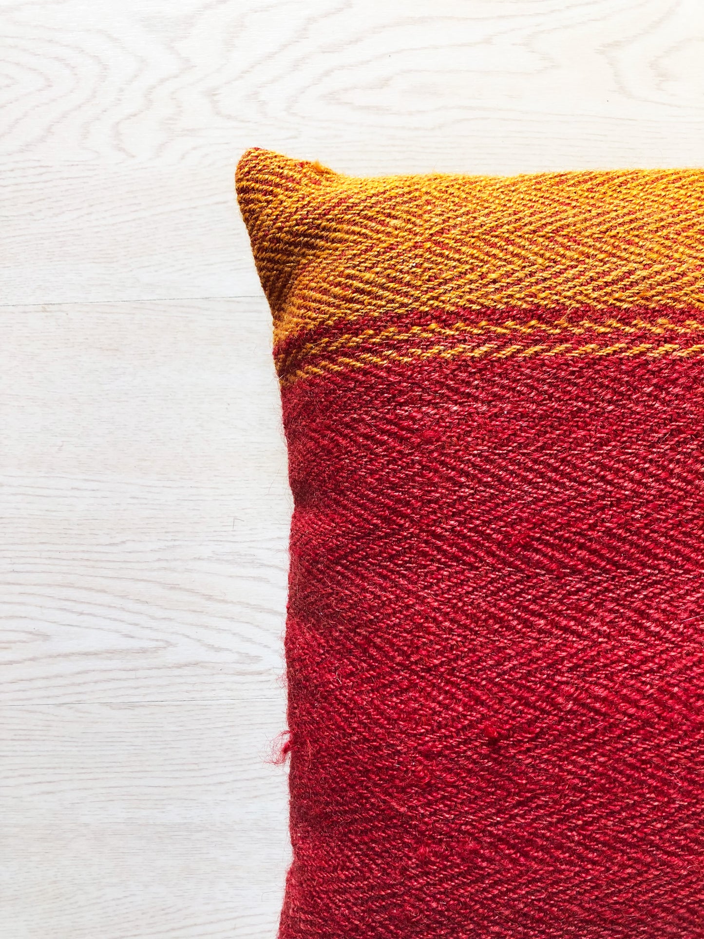 Cuscino in lana realizzato su telaio a mano con fiocchi di cirmolo