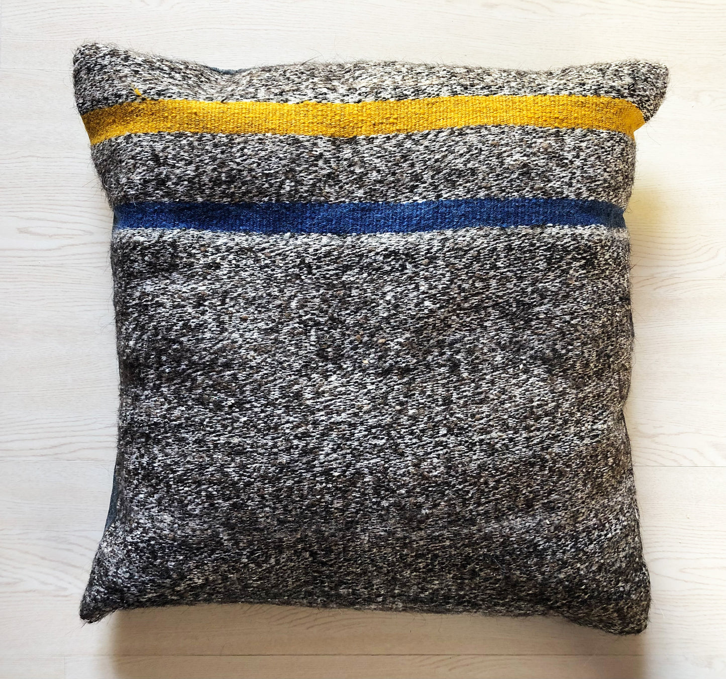 Cuscino in lana realizzato su telaio a mano con fiocchi di cirmolo