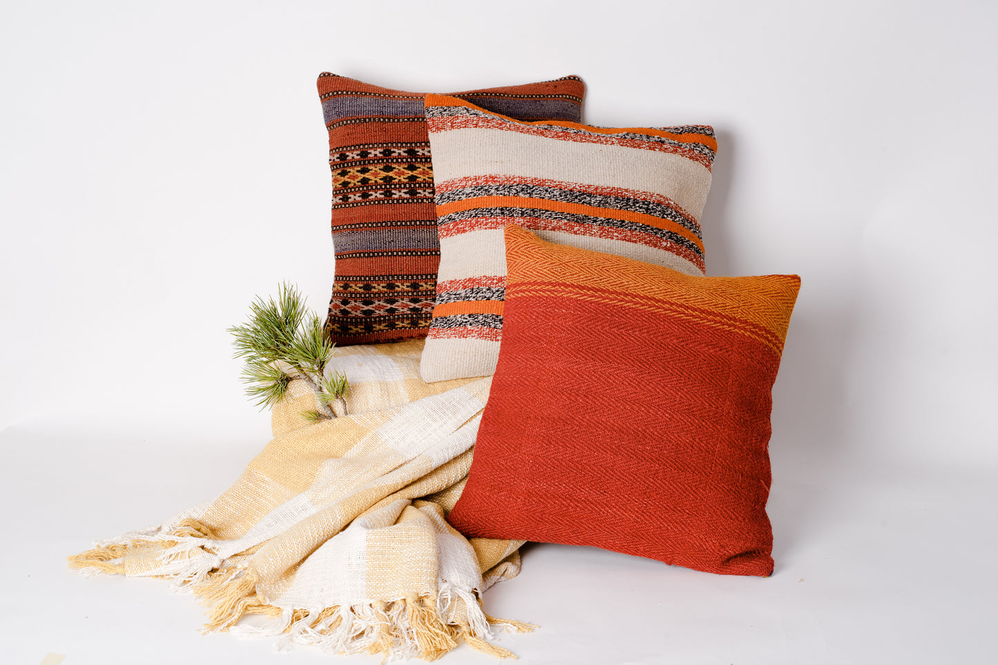 Cuscino in lana realizzato su telaio a mano con fiocchi di cirmolo