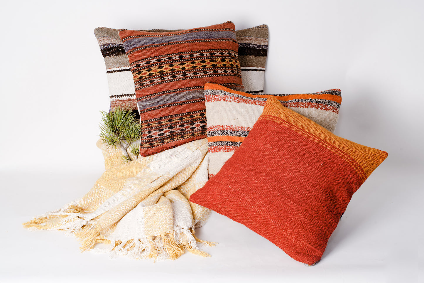 Cuscino in lana realizzato su telaio a mano con fiocchi di cirmolo