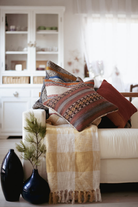 Cuscino in lana realizzato su telaio a mano con fiocchi di cirmolo