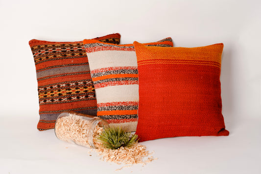 Cuscino in lana realizzato su telaio a mano con fiocchi di cirmolo