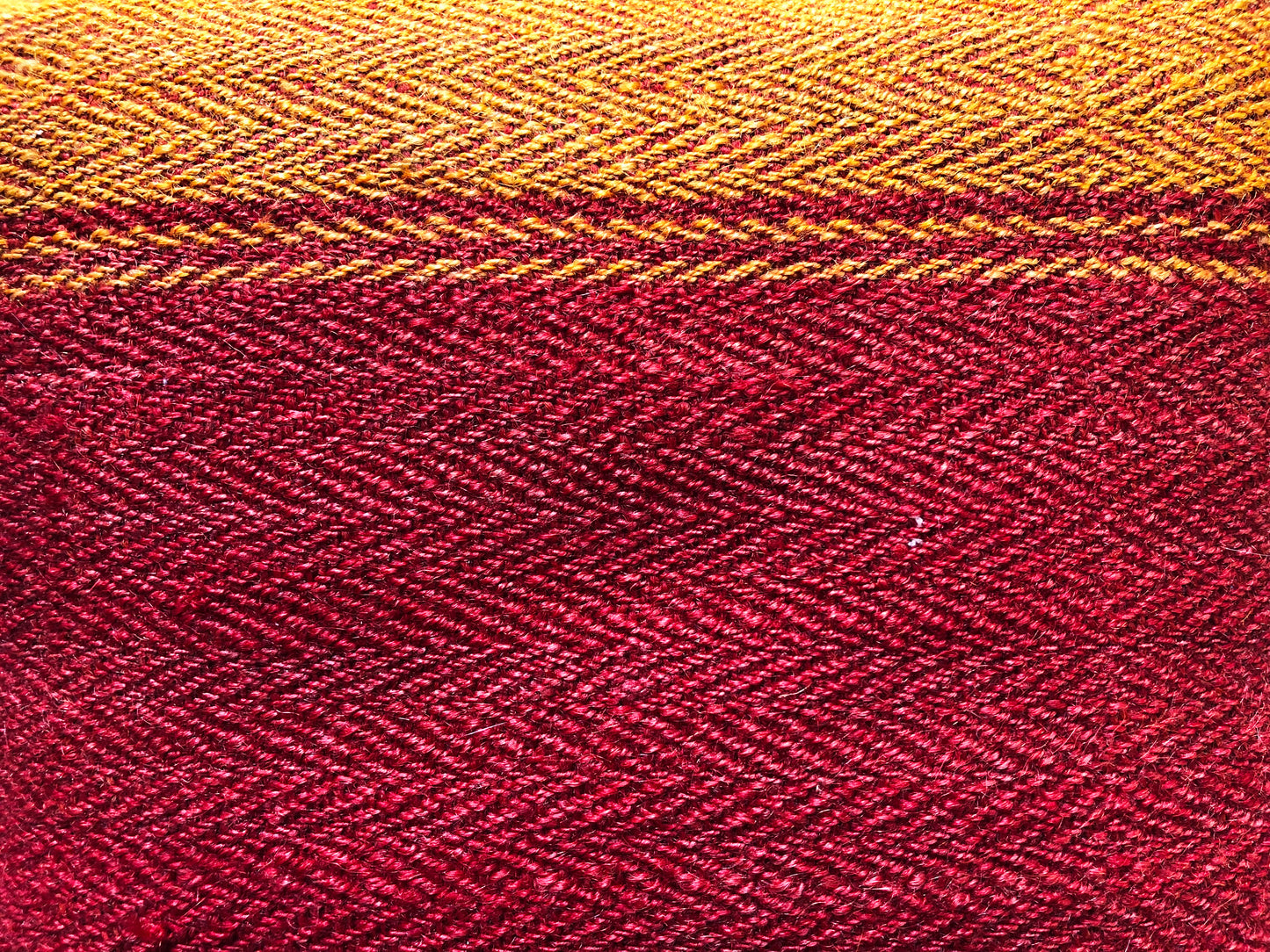Cuscino in lana realizzato su telaio a mano con fiocchi di cirmolo