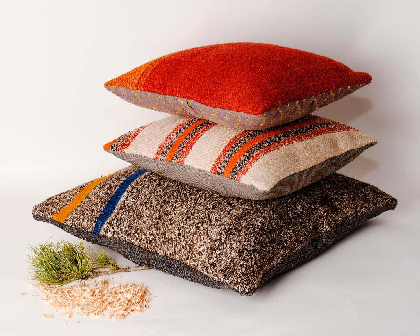 Cuscino in lana realizzato su telaio a mano con fiocchi di cirmolo